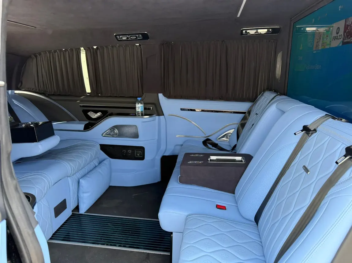VIP kabin mavi deri koltuklar